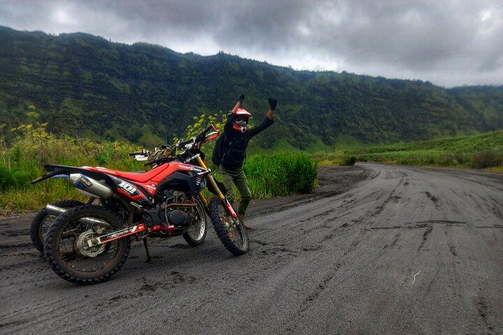 ブロモガイド付きダートバイクアドベンチャーツアー