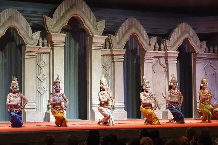 Apsara Dance Show & Dinner with Tuk-Tuk Transfers