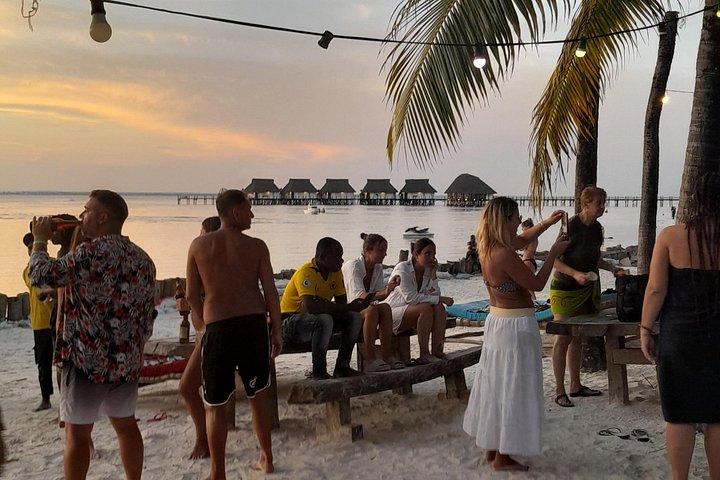 ジョザニ、マアルム洞窟、パジェ ビーチ、ザ ロック、カエ ビーチの夕日