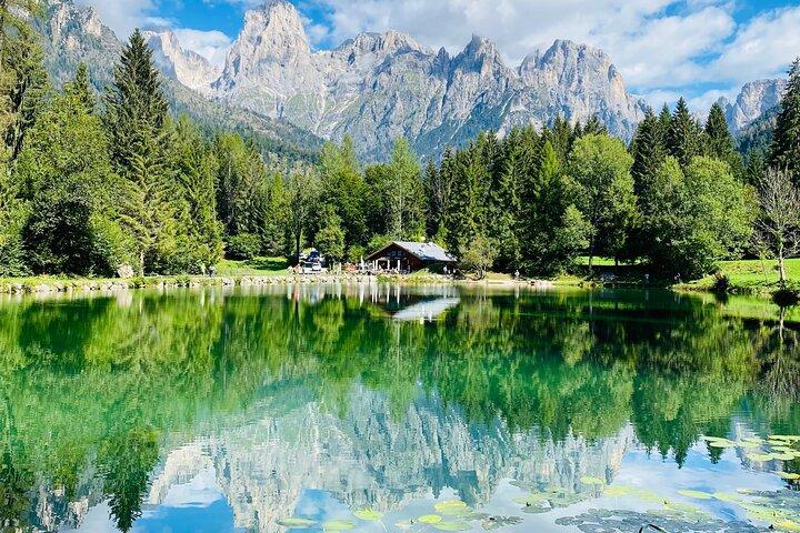 Tour privado entre lagos y montañas desde Venecia a los Dolomitas