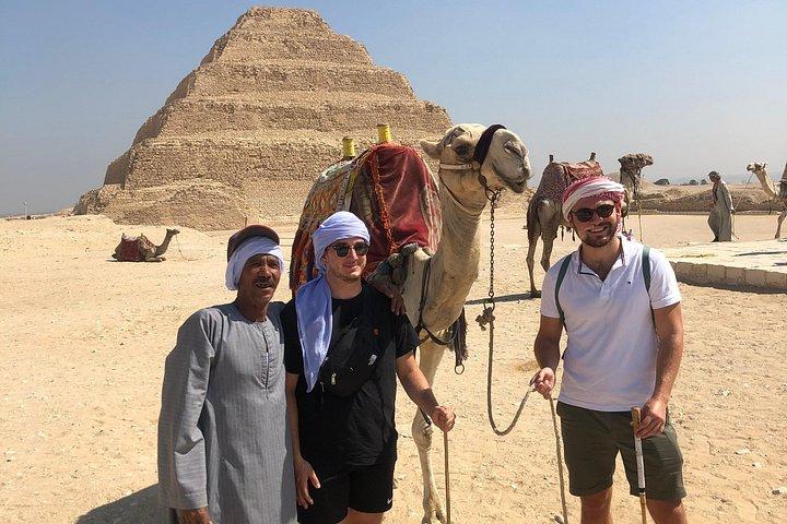 ギザのピラミッド ツアー、サッカラ、メンフィスのオールインクルーシブ ガイド付き旅行