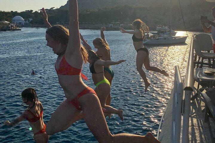 ロードス湾から湾へのスイムクルーズ - ワイン付きギリシャ料理ビュッフェ