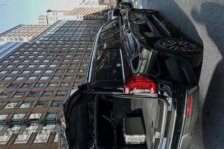 JFK、LGA、EWR 間の黒の SUV 送迎 - すべての料金が含まれています