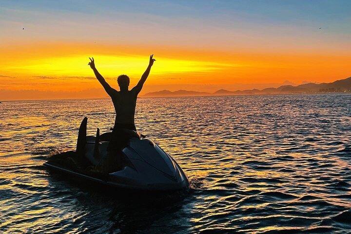Paseo en moto acuática de 2 horas y snorkel en remolque en las islas Tijuca