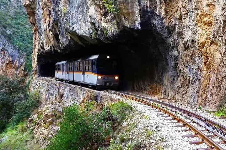 プライベートツアーコリント、コグ鉄道旅行、湖の洞窟、カラブリタ