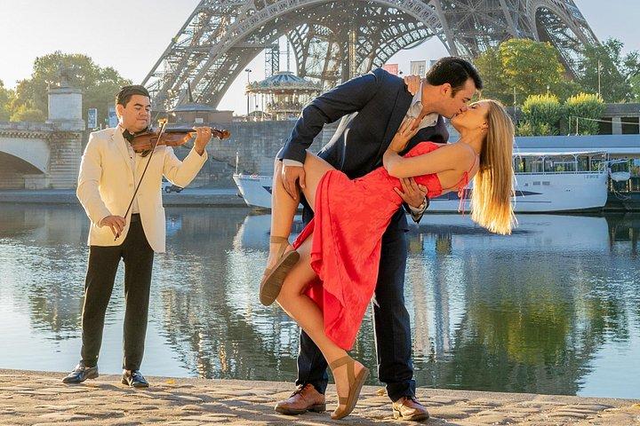 エッフェル塔でのプライベートガイド付きプロによる写真撮影