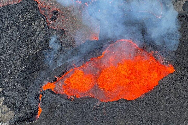 アイスランド火山噴火地域ヘリコプターツアー（レイキャビク発）