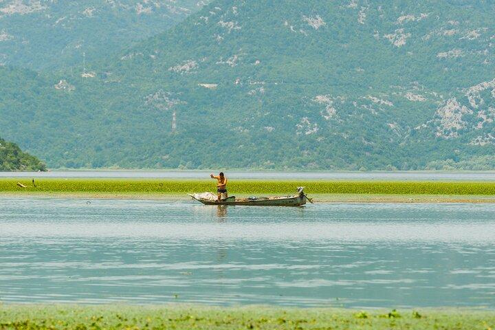 スカダル湖国立公園ガイド付きボートツアー（木製ボート付）