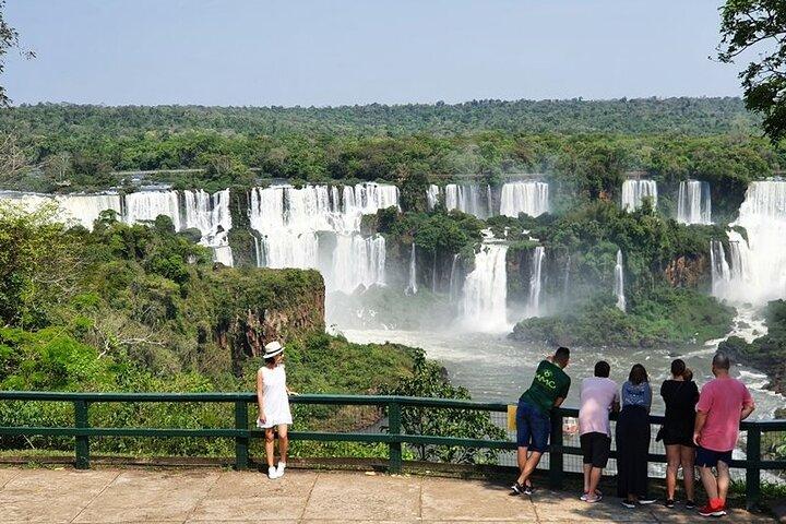 イグアスの滝 ブラジルとアルゼンチンの 1 日ツアー