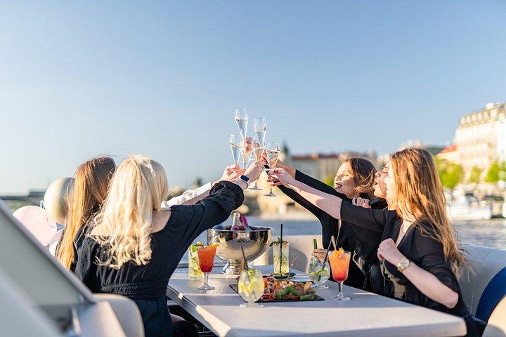 VIP Prag YachtBoat PONTOON-oplevelse: Alt-du-kan-drikke