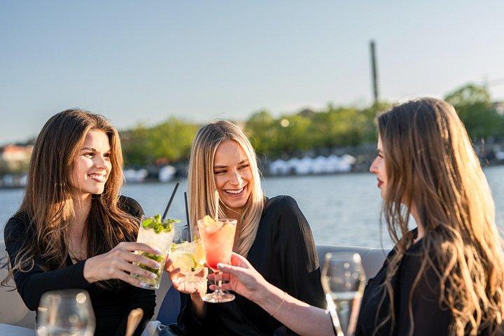 VIP プラハ ヨットボート ポンツーン エクスペリエンス: 飲み放題