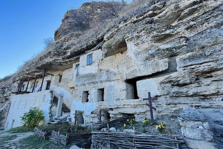 Caminhada de dia inteiro ao Mosteiro da Caverna Tipova e à Vila Lalova