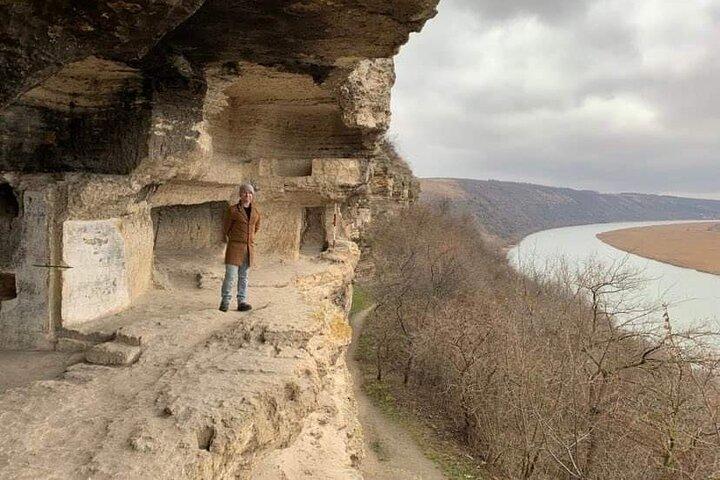 Escursione di un'intera giornata al monastero rupestre di Tipova e al villaggio di Lalova