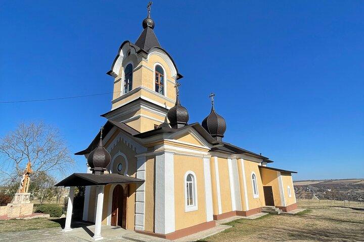 Caminhada de dia inteiro ao Mosteiro da Caverna Tipova e à Vila Lalova
