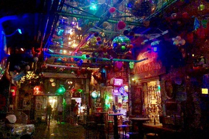 Visite à pied d'un pub en ruine avec une hôtesse locale à Budapest
