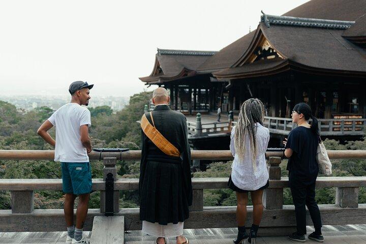 「見えないもの： 清水寺でVIP僧侶ガイド付き体験