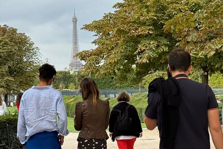 Private 4-hour city tour of Paris with driver and official guide