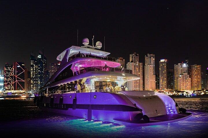Dubai: Superyacht Party med Live DJ & Open Bar