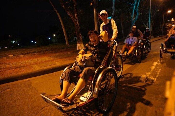 Utforska Night Street Food Tour av Cyclo wit Hue City