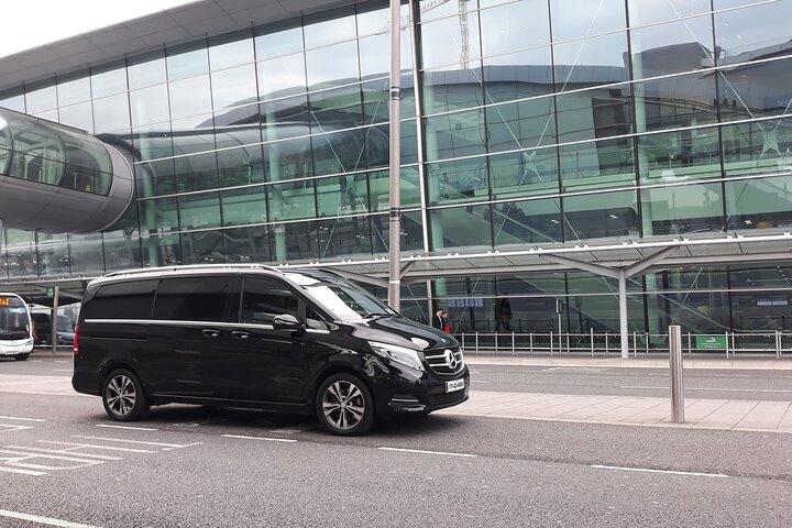 ダブリン空港からアシュフォード城までのプライベートプレミアムカーサービス