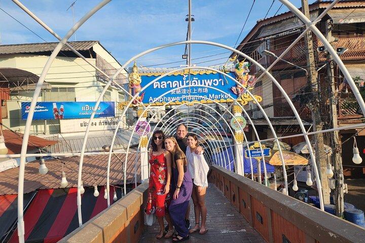 Visita privada al mercado ferroviario de Maeklong y al mercado flotante de Amphawa.