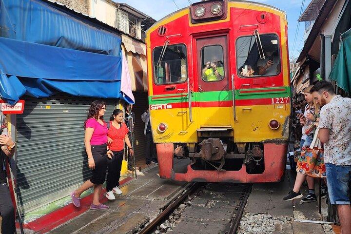 メークロン鉄道市場とアンパワー水上マーケットのプライベート ツアー。