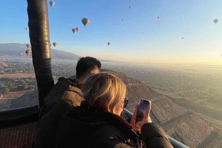 Teotihuacan balloon flight with cave breakfast and CDMX pickup