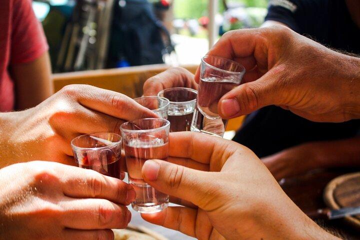 Snaps, Hygge och Nightlife Tour i Stockholm Old Town Bars