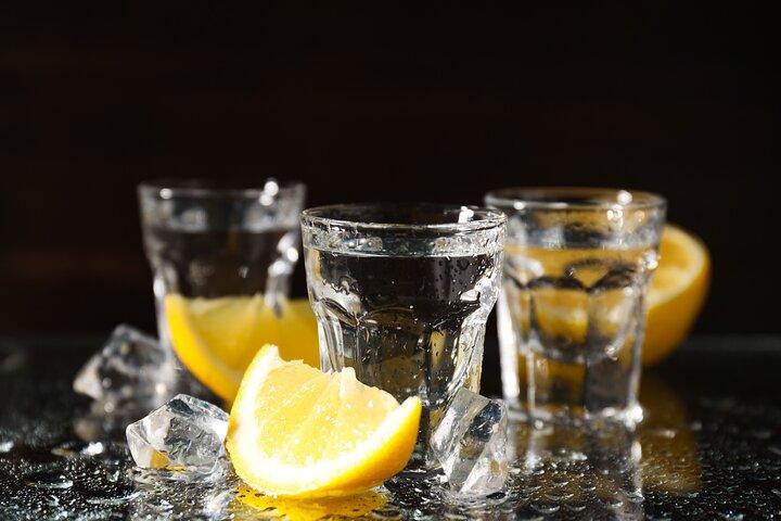 Snaps, Hygge och Nightlife Tour i Stockholm Old Town Bars