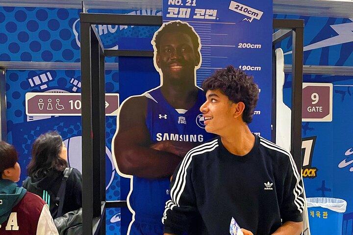 ガイド付き K フード体験付きソウルでのスポーツ試合