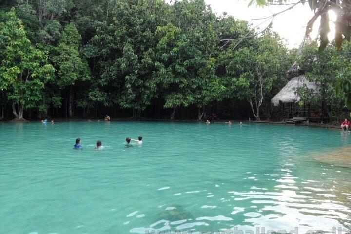 Krabi Jungle Tour: Hot Spring-waterval, Emerald Pool en Tiger Cave