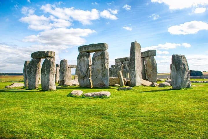 Stonehenge and Bath Guided Day Tour from London