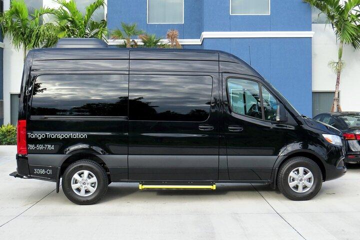 Traslado Hotel en Miami al Aeropuerto de Miami. Hasta 11 pasajeros.