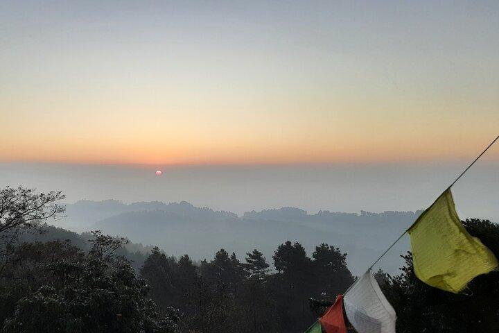 Nagarkot Sunrise and Changunarayan Day Hike Excursão de um dia saindo de Katmandu