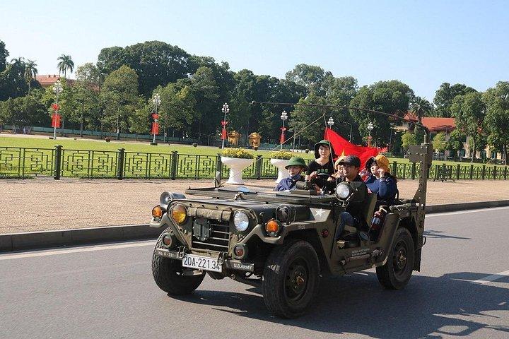 ジープで行くホーチミン市半日ツアー サイゴンの魅力を探訪