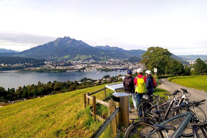 Tour panoramico in e-bike con crociera sul lago