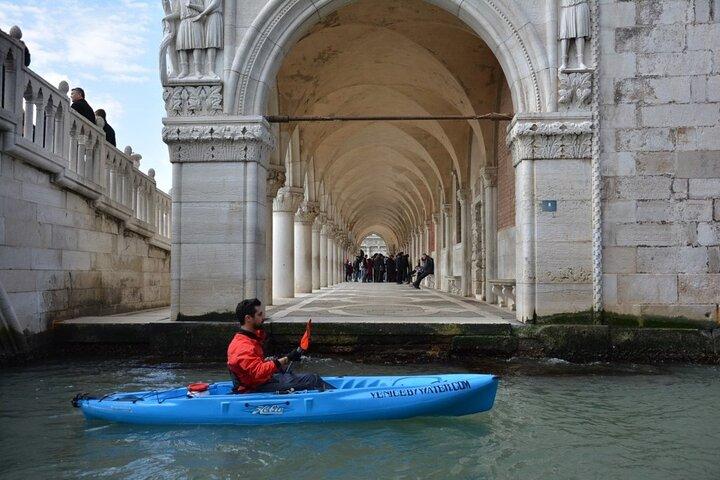 ヴェネツィア: ユニークな視点から見た運河でのカヤックツアー