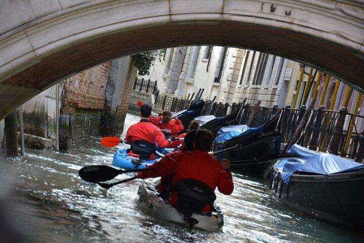ヴェネツィア: ユニークな視点から見た運河でのカヤックツアー