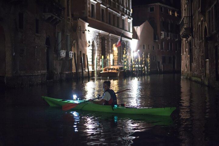 Veneza: Excursão de caiaque nos canais (noite + pôr do sol)