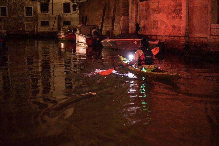 Veneza: Excursão de caiaque nos canais (noite + pôr do sol)