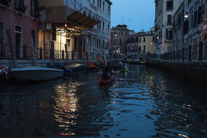 Veneza: Excursão de caiaque nos canais (noite + pôr do sol)