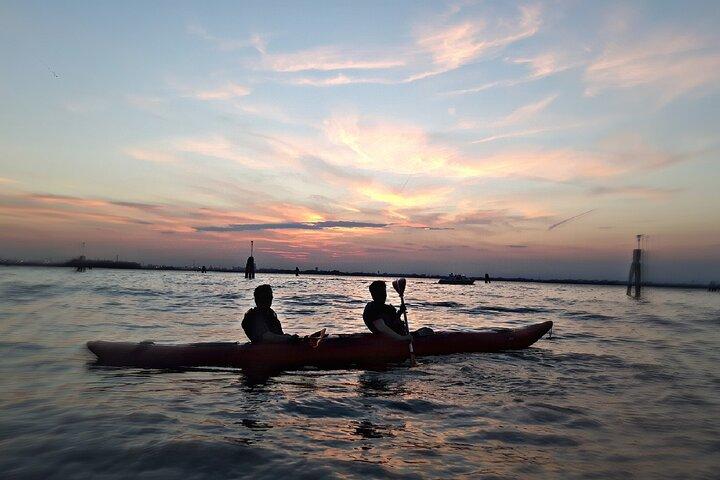 Venecia: Tour en kayak por los canales (noche + puesta de sol)