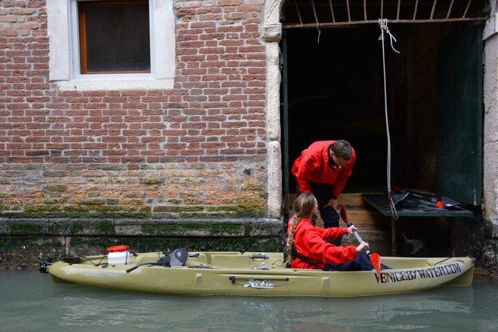 Veneza: Excursão de caiaque nos canais (noite + pôr do sol)