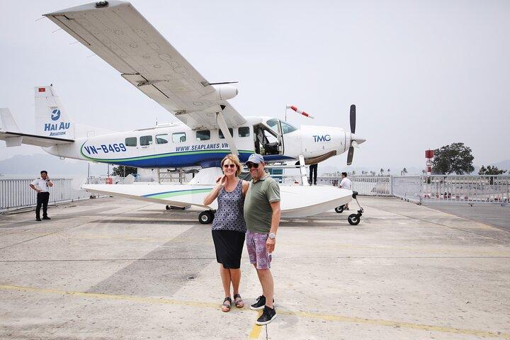 ハノイ発高速道路を利用したハロン湾の眺めの良いスカイ水上飛行機ツアー