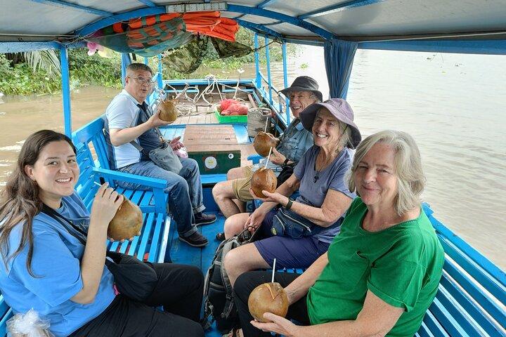 Excursão de um dia My Tho - Ben Tre no barco Explore Coconut Island