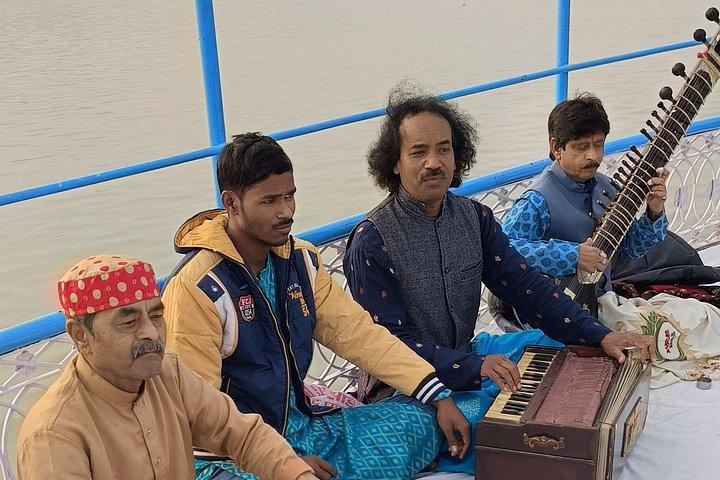 バラナシの朝、セミとクラシック音楽を聴きながらバジャラに乗る
