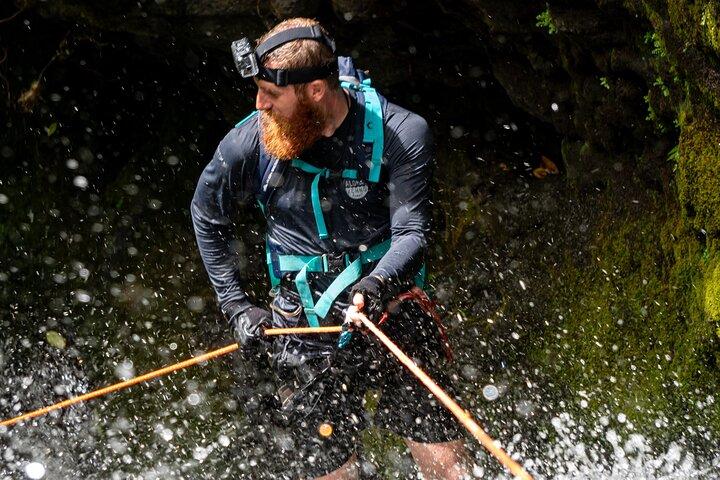 Persiguiendo cascadas: rappel en Hawaii salvaje