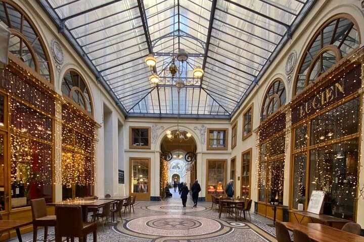Explore the Covered Passages of Paris with a track game