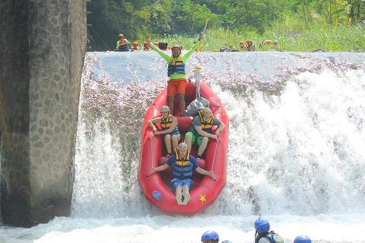 Rafting y tirolina en el río Telaga Waja (BCR) (Traslado privado)
