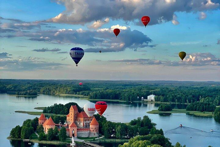 ビリニュスまたはトラカイ上空の熱気球飛行